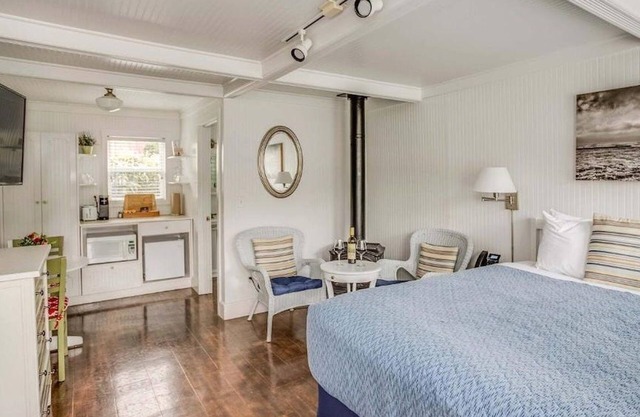 Relaxing McBee Cottage - Classic Queen Unit at Cannon Beach Hotel Collection!