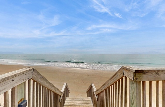 Relaxing oceanfront condo with pool, gym, kitchen, and WiFi