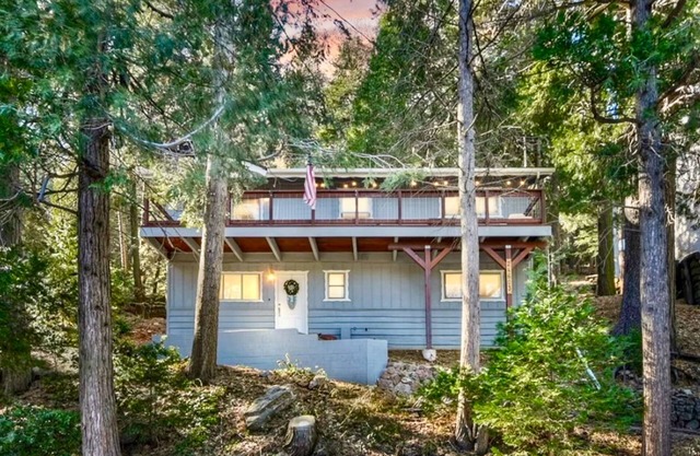 Remodeled Crestline Cabin 1 Mile to Lake Gregory with Balcony Views