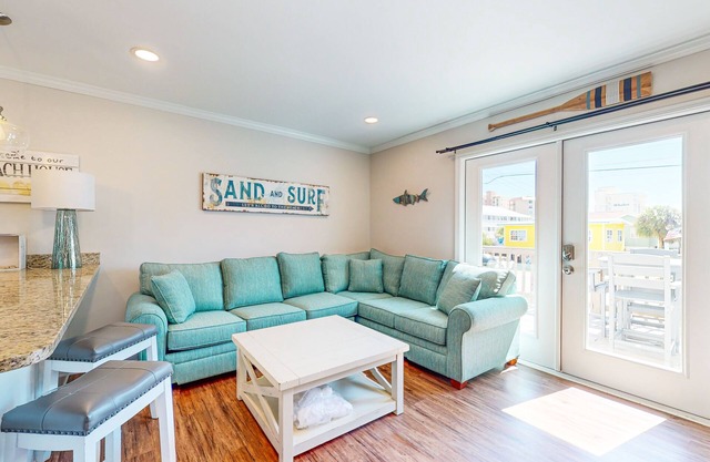 Remodeled duplex near local restaurants - walk 500’ to the beach