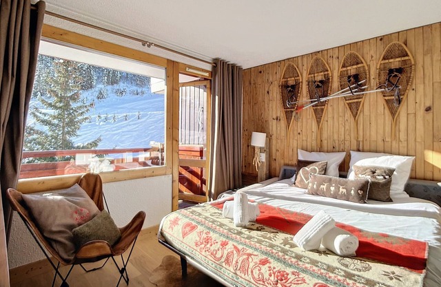 Renovated apartment at the foot of the slopes, close to shops with ski-in/ski-out and WiFi