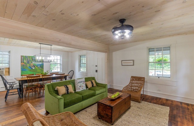 Renovated Farmhouse 1mile from the Beaver Stadium