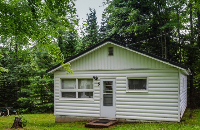 Renovated Lakeside Cottage#5, Hot Tub,Fishing Pier,Boats,Snowmobile off property
