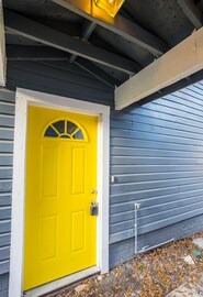 Renovated Riverside Studio Retreat - Sleeps 8 ppl