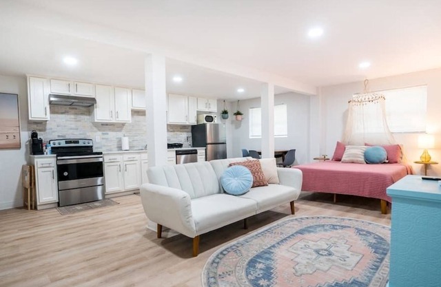 Renovated Riverside Studio Retreat - Sleeps 8 ppl