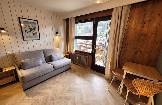 Renovated Studio, Central Location with Balcony, Near Slopes and Shops