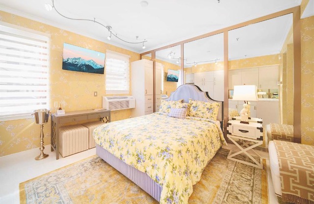 Renovated studio in the heart of Palm Beach - free parking, security box