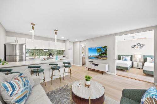Renovated Waikiki Suite, Walk to Beach and Parking