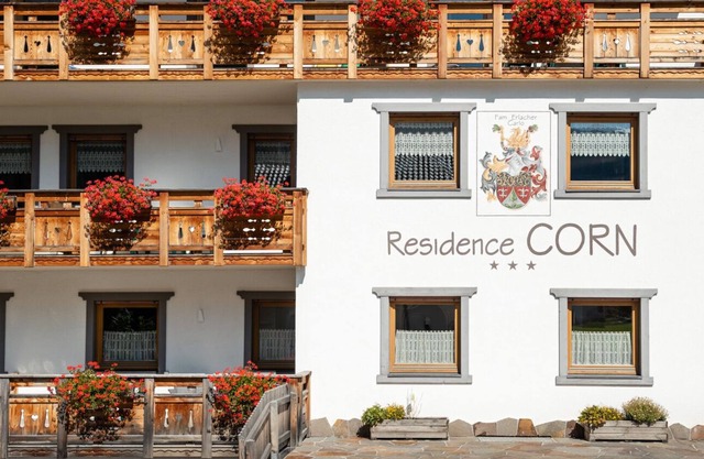 Residence Corn - Standard Apartment 12 with Mountain View, Jacuzzi, Wi-Fi & Balcony