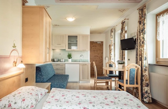Residence Corn - Standard Apartment 5 with Mountain View, Jacuzzi, Wi-Fi & Balcony