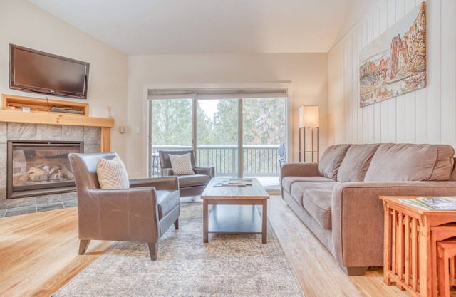 Resort living, 2 Bedroom Condo with Balcony Views, Community Pool & Hot Tub!