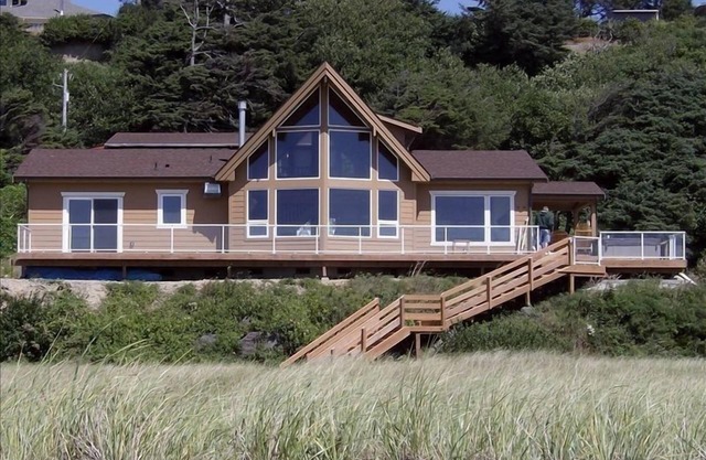 Right On the Beach! Hot Tub, Pet-friendly, Fireplace, WiFi, Best of NW Escapes!