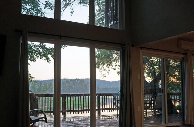 Riverfront 3 King Bedroom Home With Amazing Waterfront Views