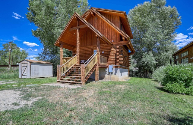 Riverfront Cozy Cabin, Gas Fireplace, Pet-Friendly, Close to Downtown, Skiing, and Hiking Adventures