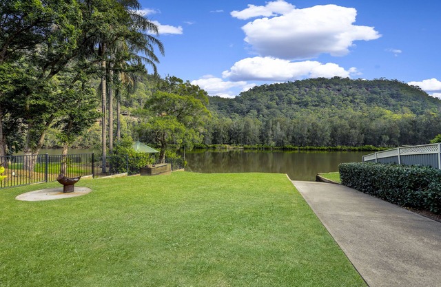 Riverfront Escape - Waterski, Kayak, Fish, Relax!