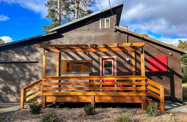 Riverfront Retreat | Cabin in Cle Elum with grill, W/D, & wood stove