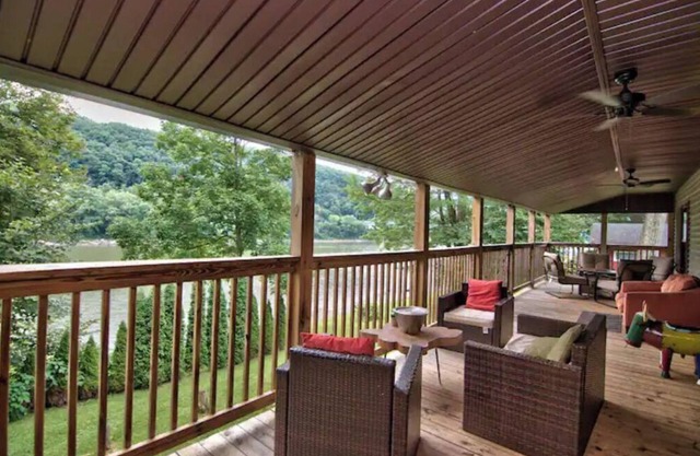 Riverfront Retreat For Kayaking, Fishing and Hot Tub