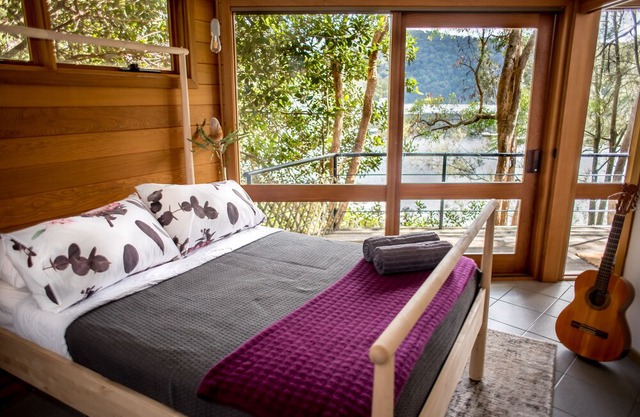 Riverfront 'Treehouse' Escape (8 Dusthole Pt)