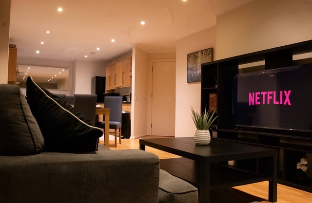 Riverside 3 Bed 2 Bath Apartment | Free Parking
