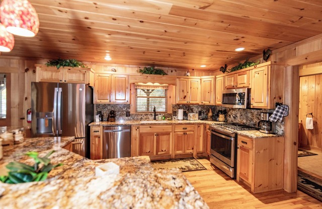 Riversong Log Cabin on Toccoa River - hot tub, large yard with firepit