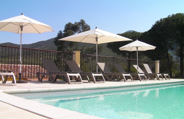 Rivière à 2 Min/wifi Gratuit/clim/piscine Chauffée/2 Chambres/ping-pong/pétanque