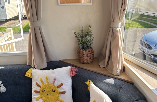 Robin Hood 3-bed Caravan, Sleeps 8, Pet Friendly