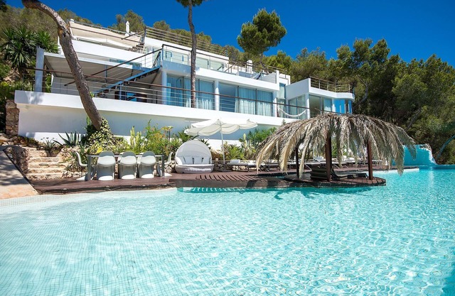 Roca Ibiza Un refugio VIP donde el lujo se encuentra con la exclusividad.