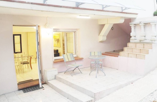 Roman T3 RDC - Two Bedroom Apartment, Sleeps 4