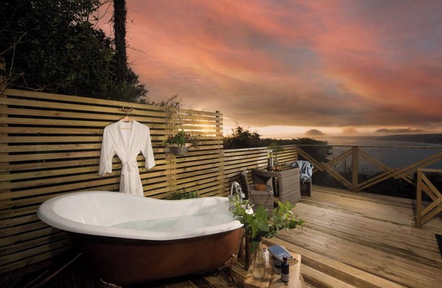 Romantic Cornish Cabin w/outdoor heated bath tub-Sea-Views.Pet friendly-Parking!