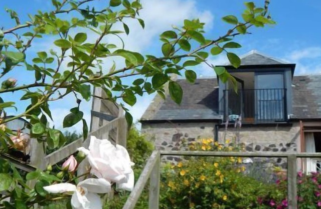 Romantic cottage for 2 with wood burner