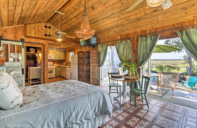 Romantic Waterfront Getaway in Midway, GA!