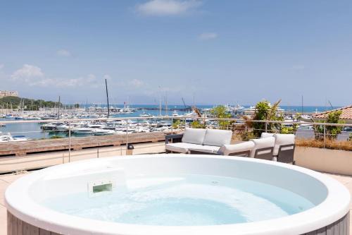 ROOFTOP -Vue port, 4 pers, climatisé, terrasse, jaccuzi, parking
