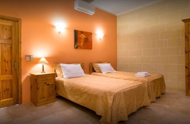 ROOM FOR 3 PEOPLE WITH PRIVATE BATHROOM ON THE CORRIDOR