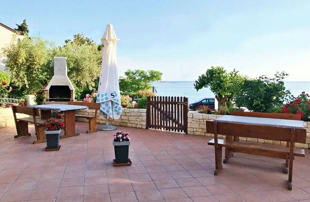 Room for two with private bath, two steps from the sea, Zambratija, WiFi, parking