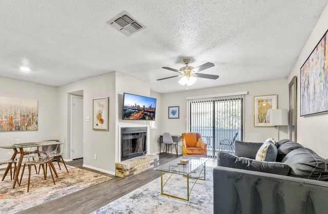Roomy Sola 1BR King Suite Close to DT w Pool
