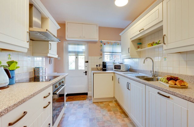 Rose Cottage - Two Bedroom House, Sleeps 4