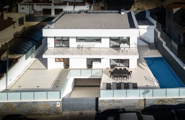 ROSES, NEAR the BEACH and CITY CENTER. SUPERB LUXURY VILLA WITH SWIMMING POOL