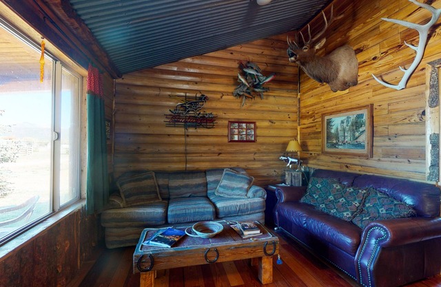 Rustic bunk house surrounded by beauty w/fully equipped kitchen & free WiFi