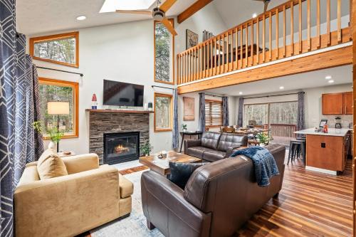 Rustic-Chic Escape w Hot Tub Fireplace Nature Views Pine Woods Loft