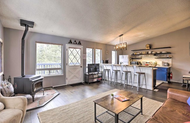 Rustic-Chic Heavenly Condo, 5 Mi to Nevada Beach