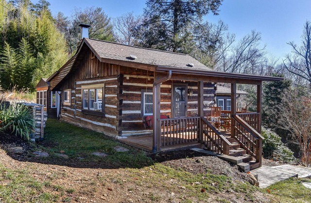 Rustic Elegance Minutes to Downtown : Privacy, Hot Tub & Amazing Mountain Views