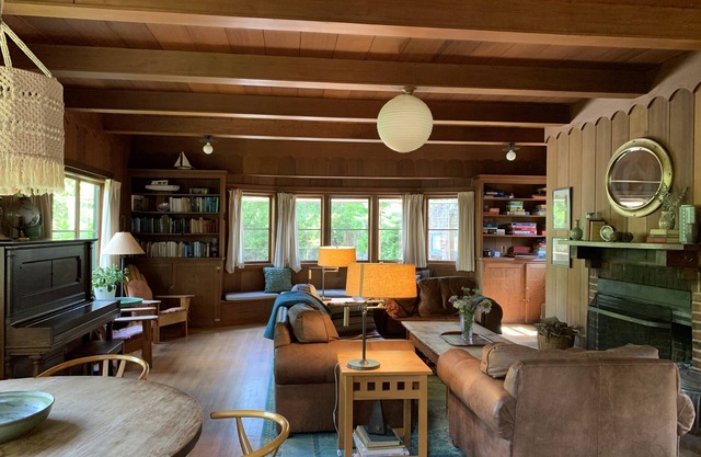 Rustic family vacation retreat with private tennis court (dogs welcome!)