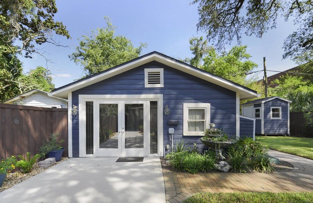 Rustic Garden Cottage - Walkable Historic District