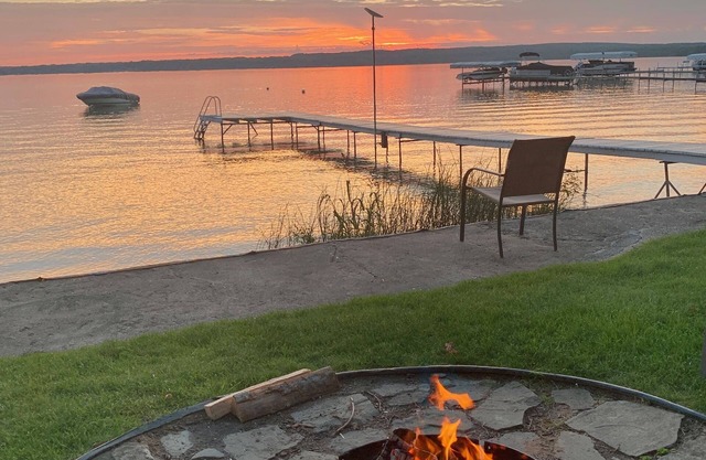 Rustic Log Cabin -Water Front, Boating, Fishing, Air conditioned!