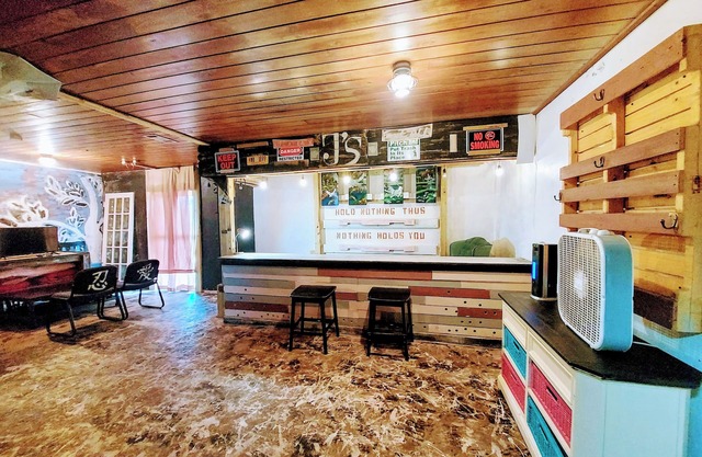 Rustic private apt. "bar" @ Eau Gallie Downtown & 5 minutes to Melbourne Beach.
