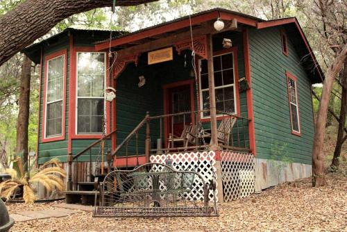 Rustic Victorian-Style Cottage Rental with Clawfoot Bathtub on Hamilton Creek, Texas