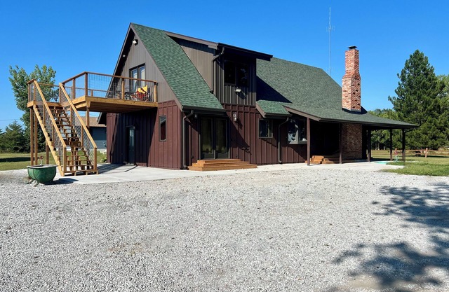 Rusty Flatts-Countryside Retreat Just Outside Grand Island – Sleeps 8