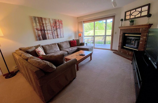 S10 Cozy Bretton Woods ground level condo, mountain views, large yard, dog friendly, Great Location!