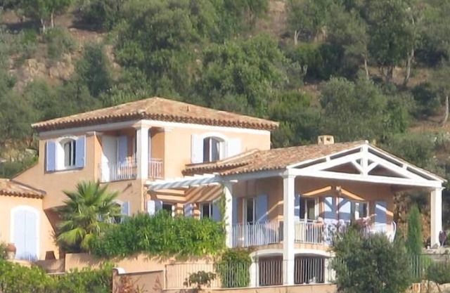 Sainte Maxime: In a residential area of Ste Maxime, overhanging the Golf course, large view on Ste Maxime and the golf of St Tropez, recent villas for 8 to 10 persons in a quiet and pleasant environement . Easy access to the beaches and Shopping center.