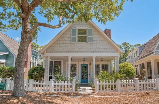 Salt Box Lane Cottage - Private Beach - Golf Cart/Bikes Provided